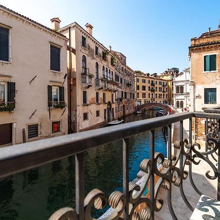 Ln Luxe Apartment Venice Canal View Buitenkant foto