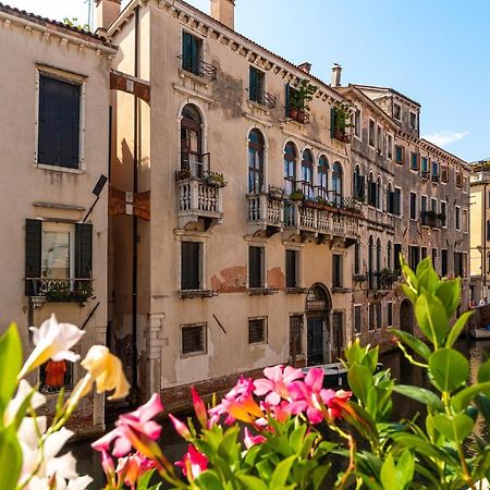 Ln Luxe Apartment Venice Canal View Buitenkant foto