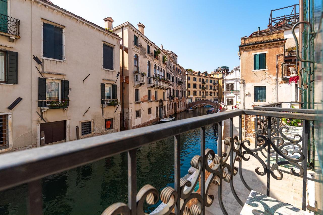 Ln Luxe Apartment Venice Canal View Buitenkant foto