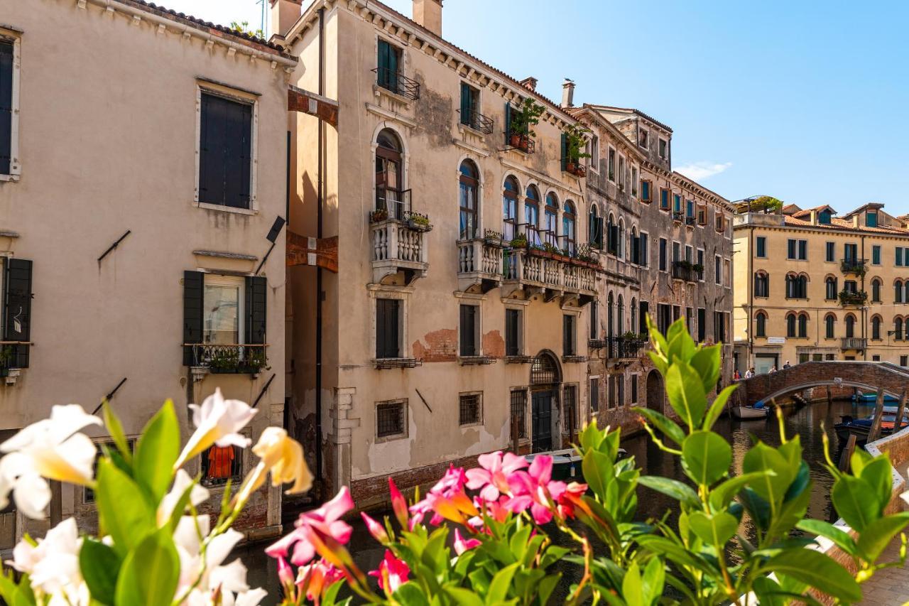 Ln Luxe Apartment Venice Canal View Buitenkant foto