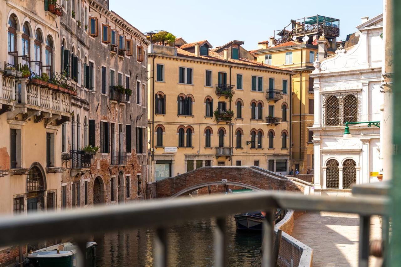Ln Luxe Apartment Venice Canal View Buitenkant foto